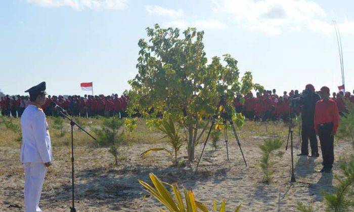 Wabup Gresik Pimpin Upacara HUT RI di Pulau Noko Bawean Wabup Gresik Pimpin Upacara HUT RI di Pulau Noko Bawean