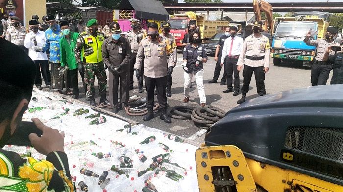 Polres Mojokerto Gelar Pemusnahan Barang Bukti di Akhir Tahun 2020 Polres Mojokerto Gelar Pemusnahan Barang Bukti di Akhir Tahun 2020