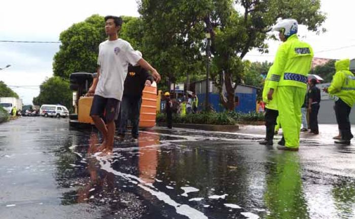 Tabrak Trotoar, Truk Bermuatan Solar Terguling di Jalan HOS Cokroaminoto Tuban Tabrak Trotoar, Truk Bermuatan Solar Terguling di Jalan HOS Cokroaminoto Tuban