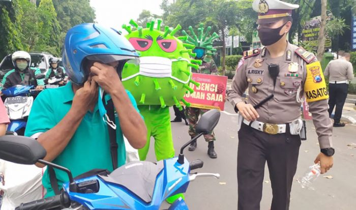 Ada Corona Raksasa di Jalanan Jombang, Warga Malah Mendekat Ada Corona Raksasa di Jalanan Jombang, Warga Malah Mendekat