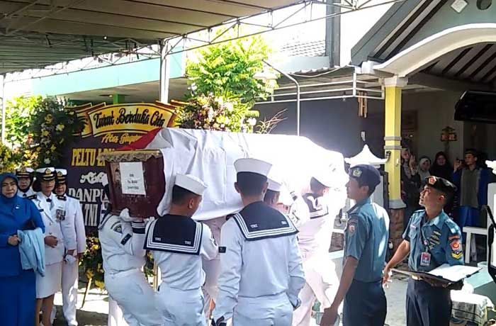 Pemakaman Salah Satu Jenazah Korban Helikopter Bazarnas yang Jatuh di Temanggung Pemakaman Salah Satu Jenazah Korban Helikopter Bazarnas yang Jatuh di Temanggung