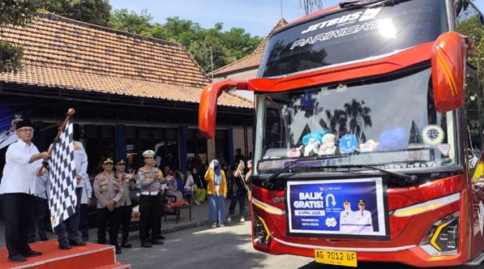 Wakil Wali Kota Kediri Berangkatkan Bus Program Balik Gratis Wakil Wali Kota Kediri Berangkatkan Bus Program Balik Gratis