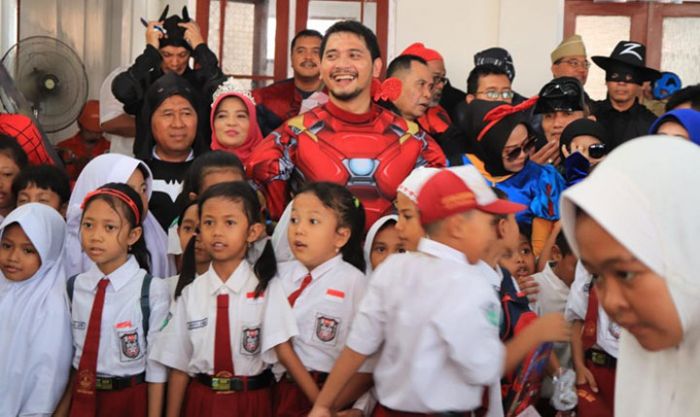 Berikan Trauma Healing Korban Ambruknya Sekolah, Jajaran Pemkot Pasuruan Kenakan Kostum Superhero