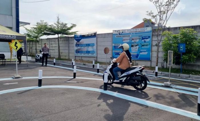 Pemohon SIM Tetap Kesulitan Atasi Lintasan S, Polresta Sidoarjo Berikan Latihan Uji Praktik Gratis Pemohon SIM Tetap Kesulitan Atasi Lintasan S, Polresta Sidoarjo Berikan Latihan Uji Praktik Gratis