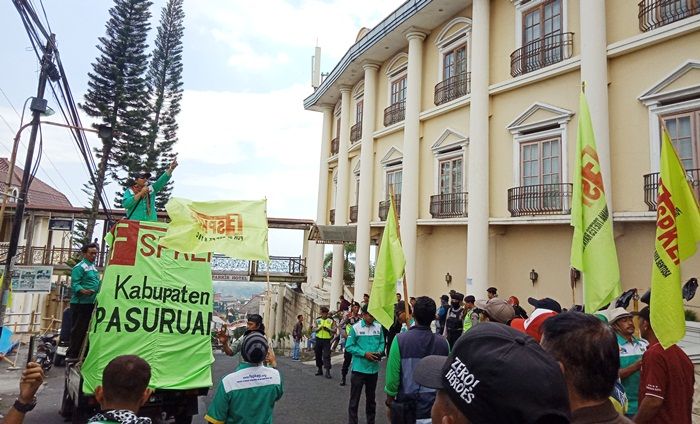 Ratusan Massa KSPI Demo Hotel Raya Tretes Ratusan Massa KSPI Demo Hotel Raya Tretes
