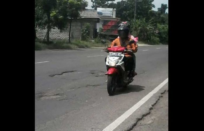 Banyak Lubang, Jalan Tuban-Babat Bahayakan Pengendara Banyak Lubang, Jalan Tuban-Babat Bahayakan Pengendara