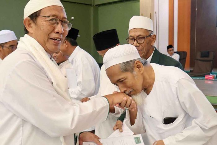 Mantan Bupati Tuban Ajak Masyarakat Berthoriqoh Mantan Bupati Tuban Ajak Masyarakat Berthoriqoh