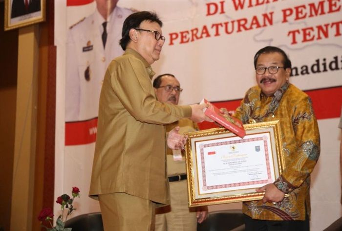 Pakde Karwo Dorong Bupati dan Wali Kota Beri Delegasi Kewenangan pada Camat Pakde Karwo Dorong Bupati dan Wali Kota Beri Delegasi Kewenangan pada Camat