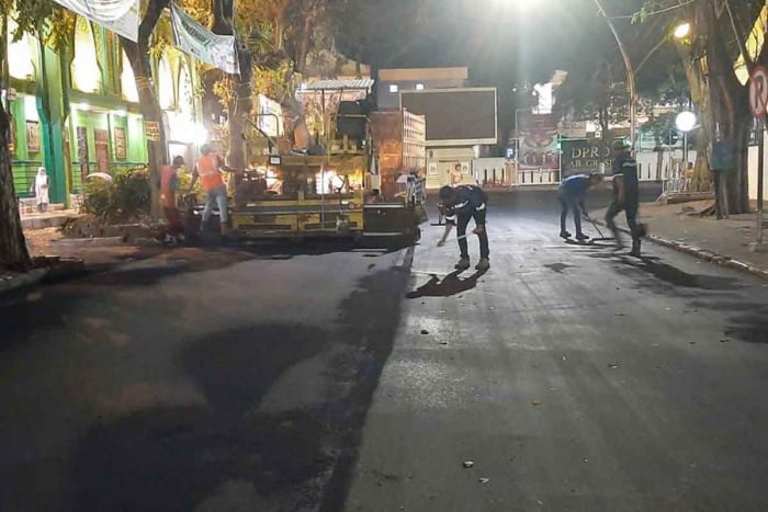 Tim URC Bima DPUTR Gresik Gerak Cepat Perbaiki Kerusakan Jalan KH Wachid Hasyim