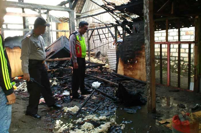 Ditinggal Salat di Musala, Rumah Surti Hangus Terbakar Ditinggal Salat di Musala, Rumah Surti Hangus Terbakar