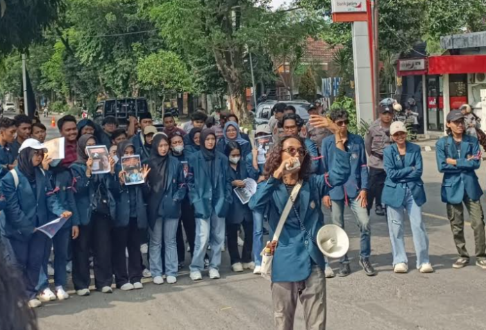 Geruduk DPRD Kota, Mahasiswa Unibraw Kediri Tuntut Program MBG Dievaluasi Geruduk DPRD Kota, Mahasiswa Unibraw Kediri Tuntut Program MBG Dievaluasi