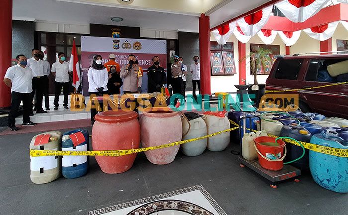 Polisi Tangkap Pengedar BBM Palsu di Blitar Polisi Tangkap Pengedar BBM Palsu di Blitar