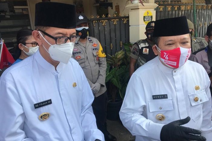 Bupati Hendy Bersama Gus Firjaun Kunjungi Warga yang Isoman, Pasang Bendera Merah di Depan Rumah Bupati Hendy Bersama Gus Firjaun Kunjungi Warga yang Isoman, Pasang Bendera Merah di Depan Rumah
