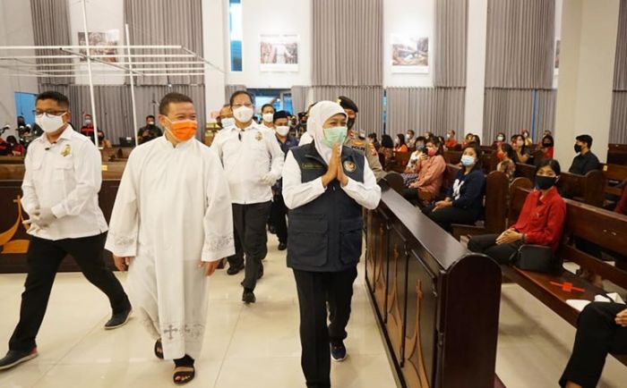 Kunjungi Gereja Santa Maria di Sidoarjo, Khofifah Ingatkan Prokes Tak Kendor Kunjungi Gereja Santa Maria di Sidoarjo, Khofifah Ingatkan Prokes Tak Kendor