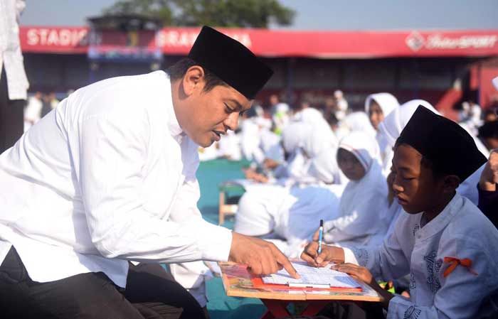 Puluhan Ribu Siswa di Kediri Bersama-sama Menulis Al-Quran Puluhan Ribu Siswa di Kediri Bersama-sama Menulis Al-Quran