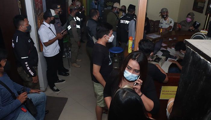 Gelar Razia, Petugas Gabungan di Kota Blitar Temukan Karaoke Masih Beroperasi saat Ramadan Gelar Razia, Petugas Gabungan di Kota Blitar Temukan Karaoke Masih Beroperasi saat Ramadan