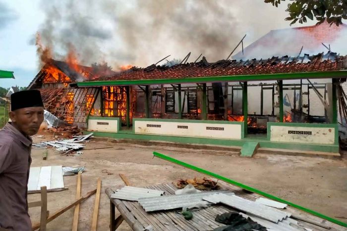 Diduga Korsleting Listrik, Dua Rumah di Dusun Ranjelin Pamekasan Hangus Terbakar