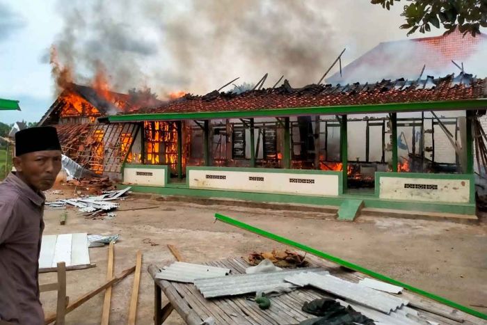 Diduga Korsleting Listrik, Dua Rumah di Dusun Ranjelin Pamekasan Hangus Terbakar Diduga Korsleting Listrik, Dua Rumah di Dusun Ranjelin Pamekasan Hangus Terbakar