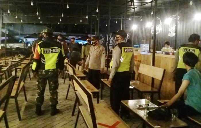 Pertegas Jam Malam, Polsek Krian Gelar Operasi Yustisi PPKM di Warung, Kafe, dan Pertokoan Pertegas Jam Malam, Polsek Krian Gelar Operasi Yustisi PPKM di Warung, Kafe, dan Pertokoan