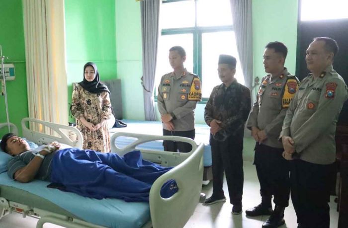 Kapolres Mojokerto Kota Besuk Anggotanya yang Sakit Kapolres Mojokerto Kota Besuk Anggotanya yang Sakit