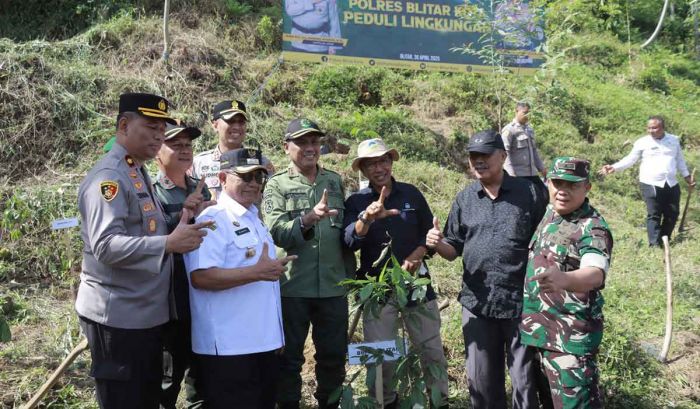 Cegah Kerusakan Lingkungan, Bupati Blitar dan Forkopimda Tanam 500 Pohon di Areal Gunung Kelud Cegah Kerusakan Lingkungan, Bupati Blitar dan Forkopimda Tanam 500 Pohon di Areal Gunung Kelud