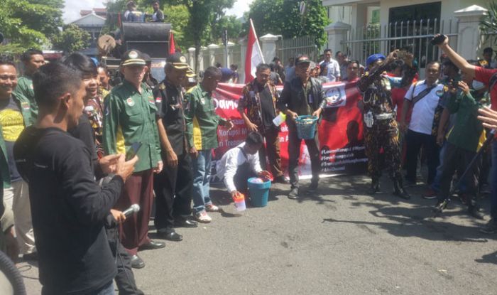 Galang Koin untuk Kejari Trenggalek, Massa Gabungan LSM Serahkan Data Kasus Korupsi Galang Koin untuk Kejari Trenggalek, Massa Gabungan LSM Serahkan Data Kasus Korupsi