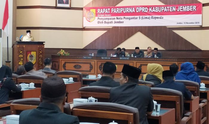Dihujani Interupsi, Rapat Paripurna DPRD Jember Diskorsing 1 Jam Dihujani Interupsi, Rapat Paripurna DPRD Jember Diskorsing 1 Jam