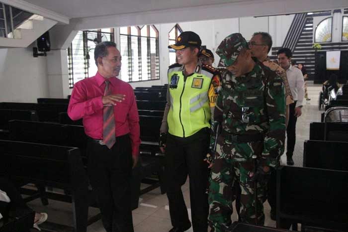 Polres Gresik Patroli dan Standby di Gereja Amankan Peringatan Isa Almasih Polres Gresik Patroli dan Standby di Gereja Amankan Peringatan Isa Almasih