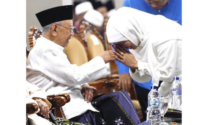 Gus Sholah Wafat, Gubernur Khofifah Sampaikan Belasungkawa Mendalam