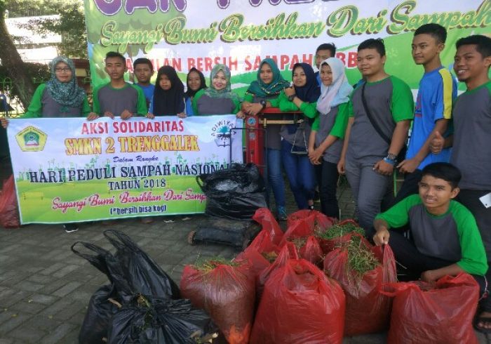 Gandeng Siswa-siswi, DPKPLH Bersihkan Sampah di Alun-alun Trenggalek Gandeng Siswa-siswi, DPKPLH Bersihkan Sampah di Alun-alun Trenggalek