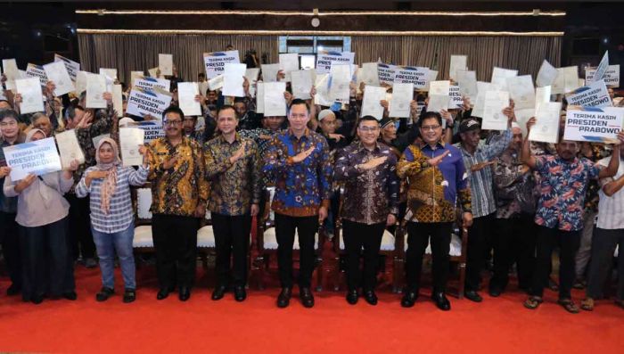 Bentuk Pengakuan Negara, 642 KK Transmigran di Sukabumi Terima Sertifikat Hak Milik Bentuk Pengakuan Negara, 642 KK Transmigran di Sukabumi Terima Sertifikat Hak Milik