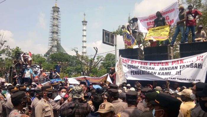 Protes Soal Penghapusan Pupuk Subsidi, Ribuan Petani Tambak di Lamongan Demo Kantor Pemkab dan DPRD