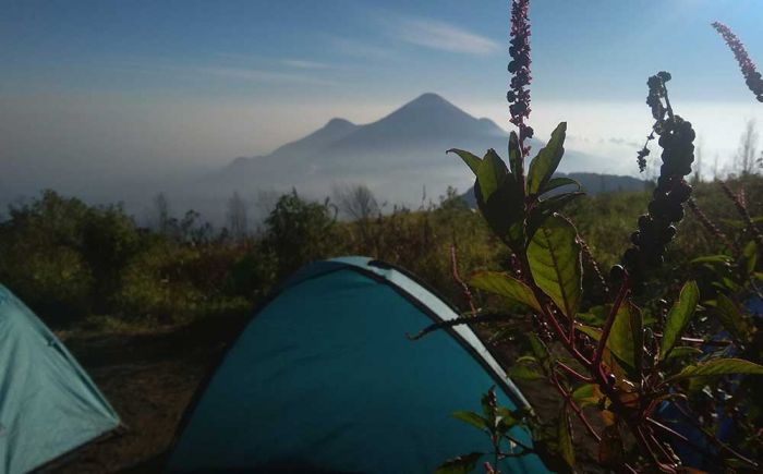 Tak Perlu Bingung, Begini Cara Mudah Menemukan Arah Kiblat saat di Gunung