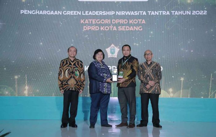 DPRD Kota Probolinggo Raih Penghargaan dari Menteri LHK DPRD Kota Probolinggo Raih Penghargaan dari Menteri LHK