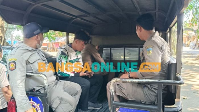 Razia Bolos Sekolah, Satpol PP Kediri Amankan Satu Siswa yang Nongkrong di Sumber Dlopo Razia Bolos Sekolah, Satpol PP Kediri Amankan Satu Siswa yang Nongkrong di Sumber Dlopo