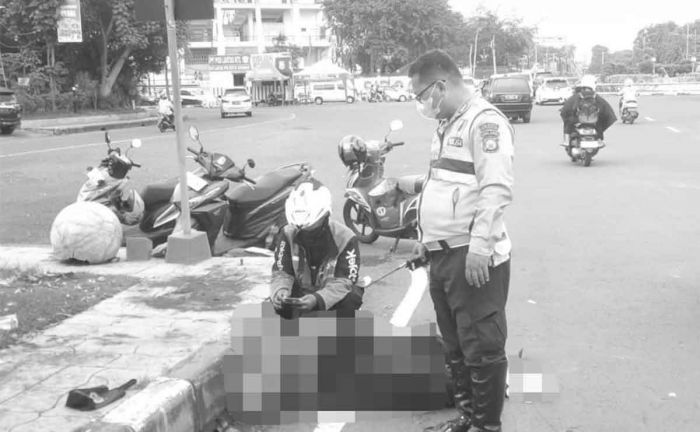 Diduga Serangan Jantung, Pria 52 Tahun Ambruk di Pinggir Jalan Diduga Serangan Jantung, Pria 52 Tahun Ambruk di Pinggir Jalan