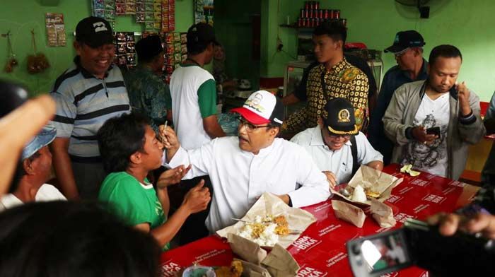 Kunjungi Pasar Benowo, Gus Ipul Suapi Nasi Bungkusnya ke Seorang Pedagang Kunjungi Pasar Benowo, Gus Ipul Suapi Nasi Bungkusnya ke Seorang Pedagang
