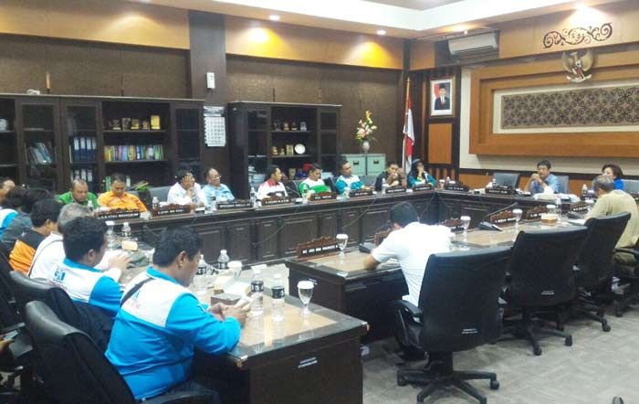 Buruh Tuding Pemprov Jatim Langgar Kesepakatan Terkait Penetapan UMK Buruh Tuding Pemprov Jatim Langgar Kesepakatan Terkait Penetapan UMK