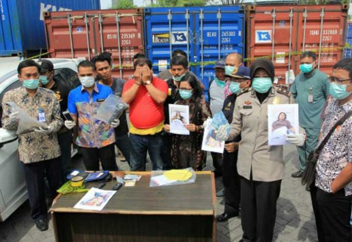 3 Pelaku Pembuangan Limbah Beracun di Dekat Rusun Romokalisari Ditangkap 3 Pelaku Pembuangan Limbah Beracun di Dekat Rusun Romokalisari Ditangkap