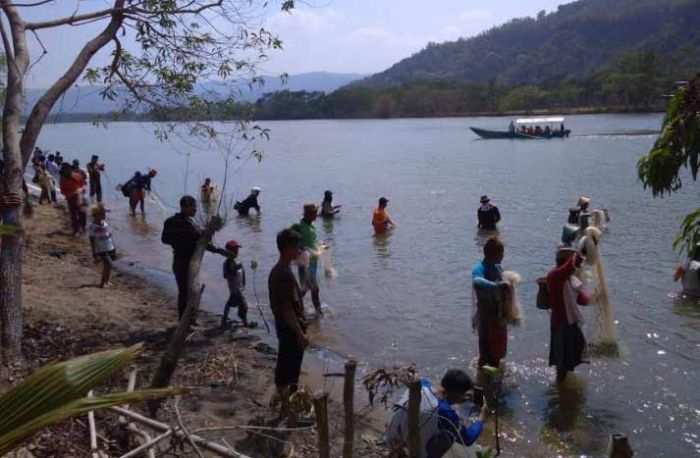 Kampanyekan Stop Illegal Fishing, Kelompok Nelayan Pacitan Gelar Lomba Njolo Kampanyekan Stop Illegal Fishing, Kelompok Nelayan Pacitan Gelar Lomba Njolo