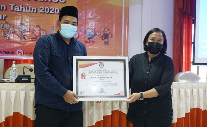 KPU Gresik Sabet Dua Penghargaan dari KPU Jatim KPU Gresik Sabet Dua Penghargaan dari KPU Jatim