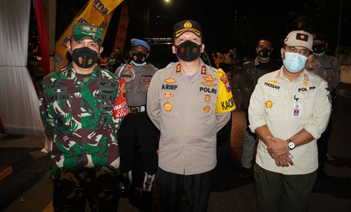 PPKM Darurat, Polres Gresik Lakukan Penyekatan Jalan di Tiga Titik PPKM Darurat, Polres Gresik Lakukan Penyekatan Jalan di Tiga Titik