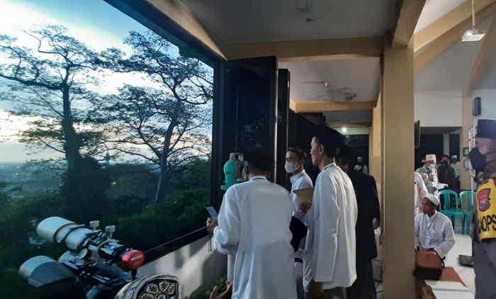 Hilal Tampak dari Bukit Condrodipo Gresik Hilal Tampak dari Bukit Condrodipo Gresik