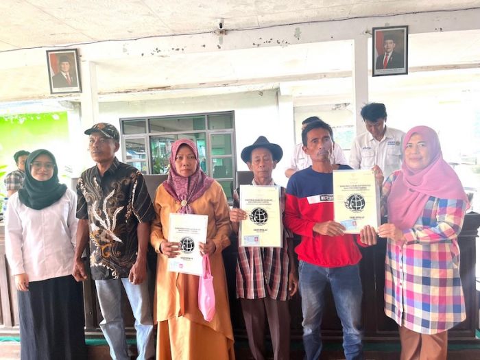 Kantah Pasuruan Serahkan 137 Sertifikat Lintor untuk Desa Bulusari Kecamatan Gempol Kantah Pasuruan Serahkan 137 Sertifikat Lintor untuk Desa Bulusari Kecamatan Gempol
