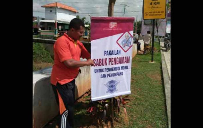 Satlantas Polres Pamekasan Sosialisasi Tertib Lalin dengan Pemasangan Banner