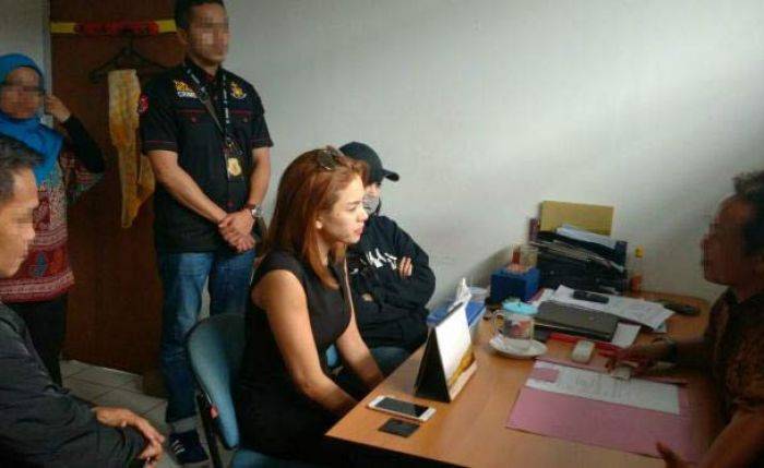 Nikita Mirzani Ditangkap saat Telanjang, Tarif Rp 50-100 Juta per 3 Jam Nikita Mirzani Ditangkap saat Telanjang, Tarif Rp 50-100 Juta per 3 Jam