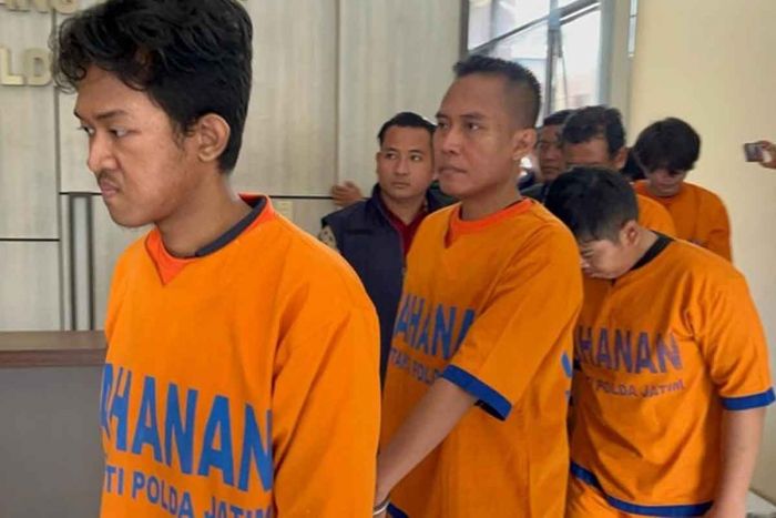 Admin dan Anggota Grup Facebook Gay Tuban Lamongan Bojonegoro Berhasil Ditangkap Polda Jatim Admin dan Anggota Grup Facebook Gay Tuban Lamongan Bojonegoro Berhasil Ditangkap Polda Jatim