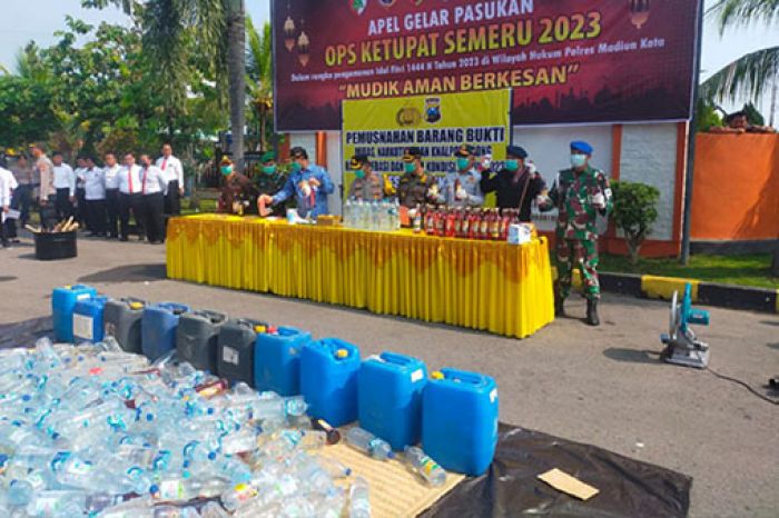 Jelang Idul Fitri 2023, Polres Madiun Kota Gelar Pasukan dan Musnahkan Barang Sitaan