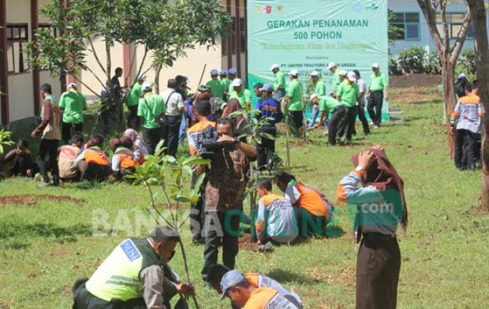Dukung Adiwiyata di SMKN 3 Tuban, UTSG Gelar Penanaman 500 Pohon Bersama Siswa 