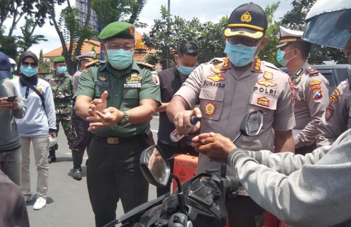 Antisipasi Penyebaran Covid-19, Kapolresta Sidoarjo Bagikan Masker dan Semprotkan Hand Sanitizer Antisipasi Penyebaran Covid-19, Kapolresta Sidoarjo Bagikan Masker dan Semprotkan Hand Sanitizer